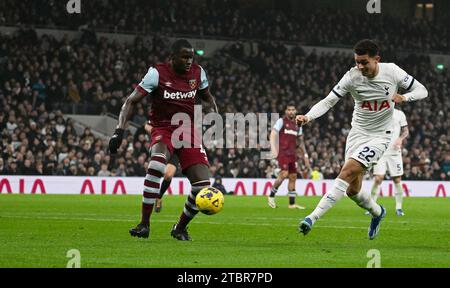 Londra, Regno Unito. 7 dicembre 2023. Brennan Johnson del Tottenham Hotspur ha un tiro in porta. Partita di Premier League, Tottenham Hotspur contro West Ham Utd allo Stadio Tottenham Hotspur di Londra giovedì 7 dicembre 2023. Questa immagine può essere utilizzata solo per scopi editoriali. Foto solo editoriale di Sandra Mailer/Andrew Orchard fotografia sportiva/Alamy Live news credito: Andrew Orchard fotografia sportiva/Alamy Live News Foto Stock