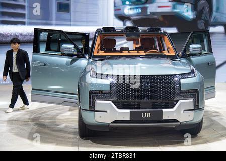 Nonthaburi, Thailandia. 8 dicembre 2023. Una vettura BYD Yangwang U8 è stata esposta durante la 40a Thailand International Motor Expo presso la sala Impact Challenger di Nonthaburi. Credito: SOPA Images Limited/Alamy Live News Foto Stock