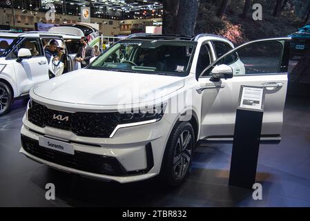 Nonthaburi, Thailandia. 8 dicembre 2023. Un'auto KIA Sorento esposta durante la 40a Thailand International Motor Expo presso la sala Impact Challenger di Nonthaburi. Credito: SOPA Images Limited/Alamy Live News Foto Stock