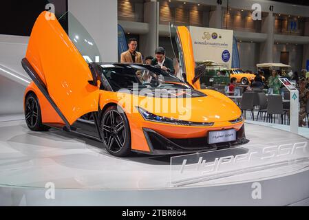 Nonthaburi, Thailandia. 8 dicembre 2023. I visitatori ispezionano un'auto Aion Hyper SSR durante la 40a Thailand International Motor Expo presso la sala Impact Challenger di Nonthaburi. Credito: SOPA Images Limited/Alamy Live News Foto Stock