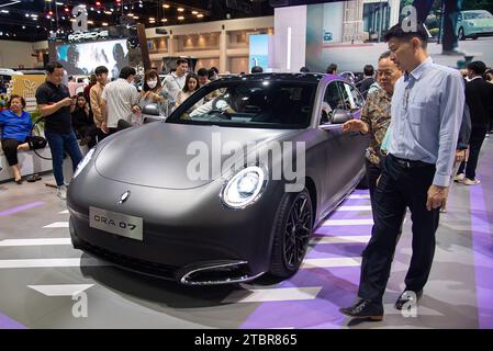 Nonthaburi, Thailandia. 8 dicembre 2023. I visitatori ispezionano un'auto GMW ora 07 durante la 40a Thailand International Motor Expo presso la sala Impact Challenger di Nonthaburi. Credito: SOPA Images Limited/Alamy Live News Foto Stock