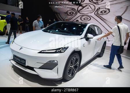 Nonthaburi, Thailandia. 8 dicembre 2023. I visitatori ispezionano un'auto Deepal L07 durante la 40a Thailand International Motor Expo presso la sala Impact Challenger di Nonthaburi. Credito: SOPA Images Limited/Alamy Live News Foto Stock