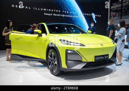 Nonthaburi, Thailandia. 8 dicembre 2023. I visitatori ispezionano un'auto Deepal S07 durante la 40a Thailand International Motor Expo presso la sala Impact Challenger di Nonthaburi. Credito: SOPA Images Limited/Alamy Live News Foto Stock