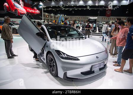 Nonthaburi, Thailandia. 8 dicembre 2023. I visitatori ispezionano un'auto Aion Hyper GT durante la 40a Thailand International Motor Expo presso la sala Impact Challenger di Nonthaburi. Credito: SOPA Images Limited/Alamy Live News Foto Stock