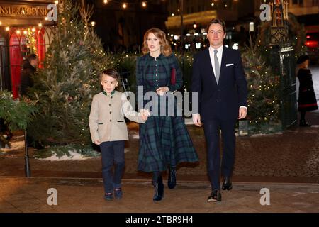 Christopher Woolf, la Principessa Beatrice e Edoardo Mapelli mozzi arrivano per i Royal Carols - insieme al servizio natalizio all'Abbazia di Westminster a Londra. Data immagine: Venerdì 8 dicembre 2023. Foto Stock