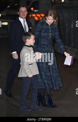 (Da sinistra a destra) Edoardo Mapelli mozzi, Christopher Woolf e la Principessa Beatrice arrivano per i Royal Carols - insieme al servizio natalizio all'Abbazia di Westminster a Londra. Data immagine: Venerdì 8 dicembre 2023. Foto Stock