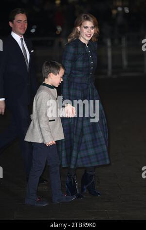 (Da sinistra a destra) Edoardo Mapelli mozzi, Christopher Woolf e la Principessa Beatrice arrivano per i Royal Carols - insieme al servizio natalizio all'Abbazia di Westminster a Londra. Data immagine: Venerdì 8 dicembre 2023. Foto Stock