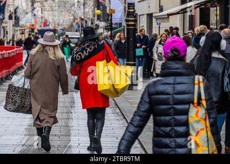 Londra, Regno Unito. 8 dicembre 2023. Le borse gialle Selfridges sono le più comuni - ci sono molte persone che fanno shopping su Oxford Street mentre la corsa di Natale continua. Crediti: Guy Bell/Alamy Live News Foto Stock