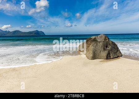 Spiaggia sabbiosa di Hauklandstrand sulle isole Lofoten in Norvegia Foto Stock