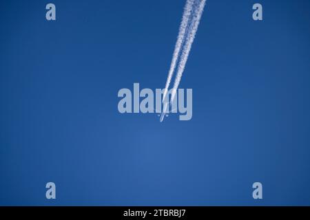 Aereo con i contrafforti nel cielo blu Foto Stock