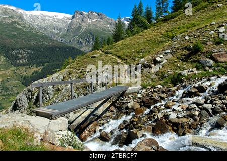 Ponte sul torrente Nästbach sulla strada per la Bietschhornhütte dell'Akademischer Alpenclub Bern AACB, Lötschental, Vallese, Svizzera Foto Stock