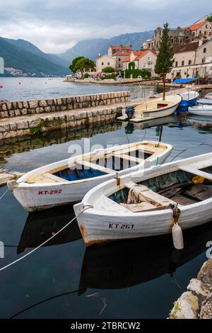 Barche nel piccolo porto di Perast, Baia di Cattaro, Montenegro Foto Stock