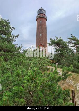 Germania, Meclemburgo-Pomerania Occidentale, Prerow, il vecchio faro di Darßer Ort, il museo Natureum, circondato da un paesaggio costiero Foto Stock