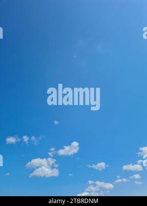 Ammira la distesa infinita con nuvole bianche sul cielo blu in una giornata estiva a Prerow, sul Mar Baltico, sulla penisola di Fischland-Darß-Zingst, sul Meclembo Foto Stock