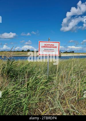 Germania, Meclemburgo-Pomerania occidentale, penisola Fischland-Darß-Zingst, cartello di avvertimento vicino al porto di emergenza Darßer Ort nel Parco Nazionale del Vorpomme Foto Stock