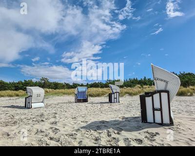 Cielo blu con nuvole bianche e sdraio sulla spiaggia sabbiosa di Prerow, Mar Baltico, penisola di Fischland-Darß-Zingst, Meclemburgo-Pomerania occidentale, Germania Foto Stock