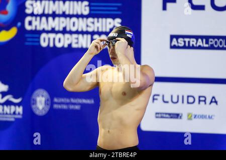 Otopeni, Romania. 8 dicembre 2023. OTOPENI, ROMANIA - 8 DICEMBRE: Lucas Peters dei Paesi Bassi prima di gareggiare nei 200 m Freestyle maschile durante i Campionati europei di nuoto a corto raggio 2023 l'8 dicembre 2023 a Otopeni, Romania. (Foto di Nikola Krstic/BSR Agency) credito: BSR Agency/Alamy Live News Foto Stock