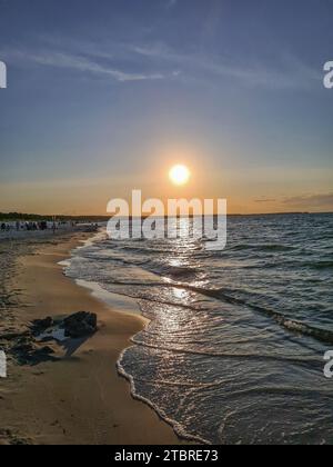 Tramonto sulla costa del Mar Baltico nel resort Prerow sulla penisola Fischland-Darß-Zingst, Meclemburgo-Pomerania occidentale, Germania Foto Stock