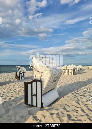 Atmosfera serale sulla spiaggia sabbiosa, sdraio al sole serale con tracce sulla sabbia, resort di vacanza Prerow sul Mar Baltico, penisola Fischland-Darß-Zingst, Meclemburgo-Pomerania occidentale, Germania Foto Stock