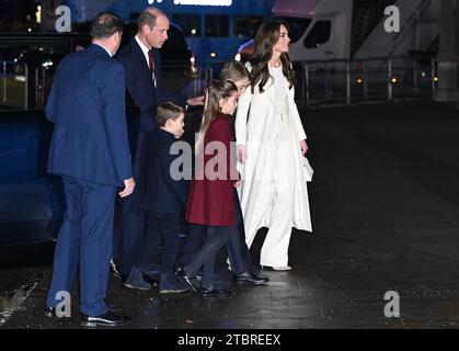 (Da sinistra a destra) Principe di Galles, Principe Luigi, Principessa Carlotta, Principe Giorgio e Principessa di Galles che arrivano per i Royal Carols - insieme al servizio natalizio all'Abbazia di Westminster a Londra. Data immagine: Venerdì 8 dicembre 2023. Foto Stock