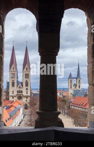 Vista dalla torre della Liebfrauenkirche a St Cattedrale di Santo Stefano e Sisto e chiesa di Martinikirche, Halberstadt, Harz, Sassonia-Anhalt, Germania, Europa Foto Stock