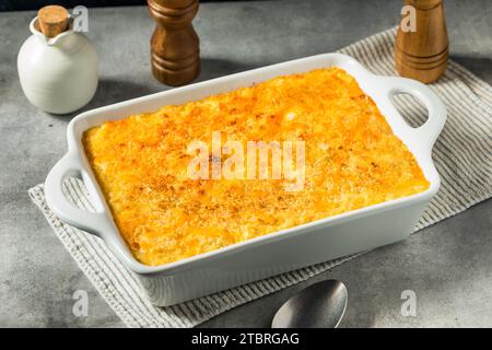 Maccheroni e formaggio fatti in casa in una casseruola Foto Stock