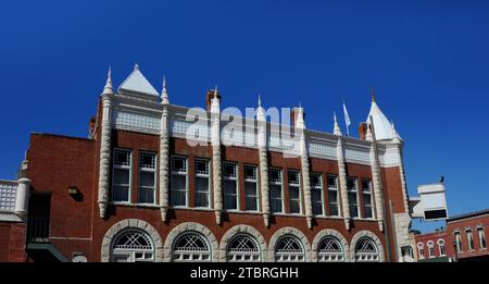 Farmers and Drovers Bank nel centro di Council Grove, Kansas, ha un design vittoriano, mattoni rossi, torrette e finestre ad arco. Foto Stock