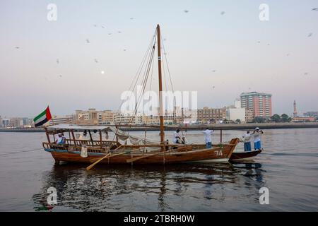 Vecchia barca di legno ormeggiata ad al Shindagha, Dubai, Emirati Arabi Uniti. Foto Stock