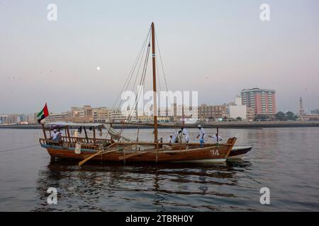 Vecchia barca di legno ormeggiata ad al Shindagha, Dubai, Emirati Arabi Uniti. Foto Stock