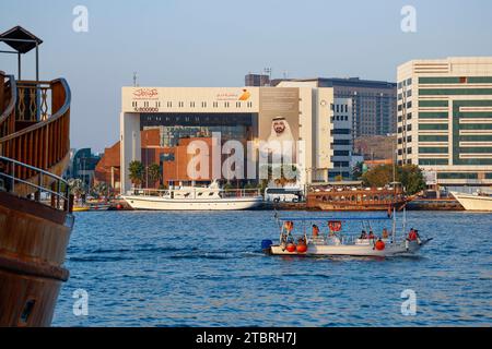 Guardando oltre il Dubai Creek verso l'edificio del comune di Dubai a Deira, Dubai, Emirati Arabi Uniti, Emirati Arabi Uniti. Foto Stock