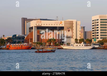 Guardando oltre il Dubai Creek verso l'edificio del comune di Dubai a Deira, Dubai, Emirati Arabi Uniti, Emirati Arabi Uniti. Foto Stock