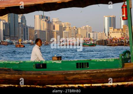 Taxi d'acqua (abra) che attraversa il Dubai Creek, Dubai, Emirati Arabi Uniti. Foto Stock