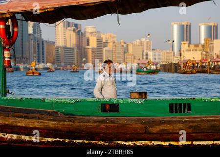 Taxi d'acqua (abra) che attraversa il Dubai Creek, Dubai, Emirati Arabi Uniti. Foto Stock