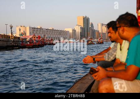 Taxi d'acqua che attraversa il Dubai Creek fino alla Deira Old Souq Station, Dubai, Emirati Arabi Uniti. Foto Stock