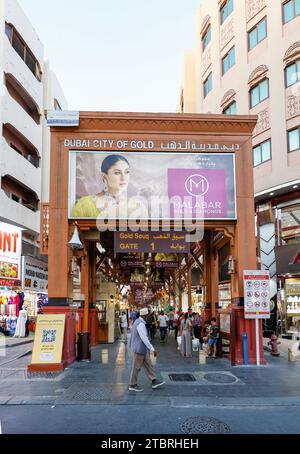 Cancello d'ingresso al suk dell'oro a Deira, Dubai, Emirati Arabi Uniti. Foto Stock