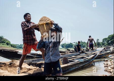 Uomini che lavorano in un sito di raccolta di sabbia di alta qualità, per l'industria edile del paese. Lalakhal, vicino a Jaflong, Sylhet Bangladesh Foto Stock