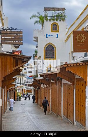 Persiane in legno di negozi chiusi nella strada dello shopping il venerdì nella medina della città di Tangeri/Tangeri, Marocco Foto Stock