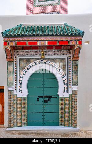 Porta verde decorata, ingresso alla moschea in medina della città di Tangeri/Tangeri, Marocco Foto Stock