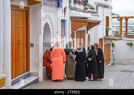 Donne musulmane marocchine in tradizionale abito islamico con indosso hijab nella medina della città di Tangeri/Tangeri, Marocco Foto Stock