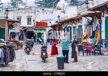 Scena di strada che mostra negozi di abbigliamento e locali marocchini nella città vecchia / medina della città di Tétouan / Tettawen, Marocco Foto Stock