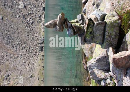 Hundstaller SEE (2289 m), Steinmandl in primo piano, sullo sfondo il Tempio di Apollo, escursione nei pressi di Inzing, Innsbruck Land, Stubai Alps, T. Foto Stock