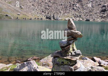 Hundstaller SEE (2289 m), Steinmandl in primo piano, sullo sfondo il Tempio di Apollo, escursione nei pressi di Inzing, Alpi dello Stubai, Innsbruck Land, Tirolo, Austria Foto Stock