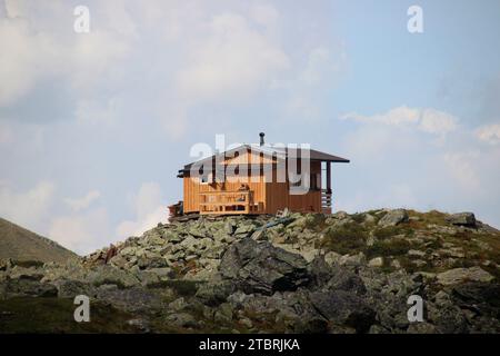 Rifugio di montagna sul sentiero escursionistico per Hundstaller SEE (2289 m), escursione nei pressi di Inzing, Innsbruck Land, Stubai Alps, Tirolo, Austria Foto Stock