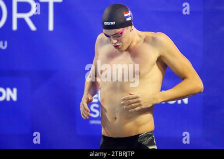 Otopeni, Romania. 8 dicembre 2023. OTOPENI, ROMANIA - 8 DICEMBRE: Caspar Corbeau dei Paesi Bassi prima di gareggiare nei 200m breaststroke maschile durante i Campionati europei di nuoto a corto raggio 2023 l'8 dicembre 2023 a Otopeni, Romania. (Foto di Nikola Krstic/BSR Agency) credito: BSR Agency/Alamy Live News Foto Stock