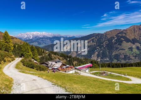 Ristorante di montagna Hochalm con osservatorio di rapaci, stazione di montagna Hochalmbahn, dietro le Alpi Berchtesgaden con il Hochkönig, 2941 m, Großer Bratschenkopf, 2858 m, Tennengebirge e Steinernes Meer, Alpi calcaree settentrionali, sulla destra Anthaupten, 1924 m, Katzenkopf, 2061 m, Grubereck, 2168 m, Rauris, Rauris Valley, Pinzgau, Salzburger Land, Austria Foto Stock