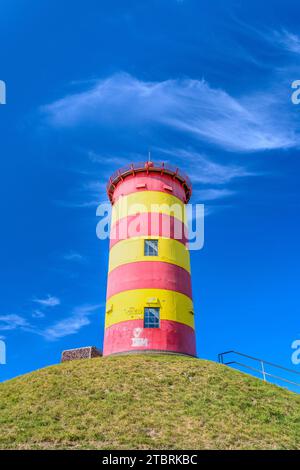 Germania, bassa Sassonia, Frisia orientale, Pilsum, diga del Mare del Nord, faro Pilsum Foto Stock