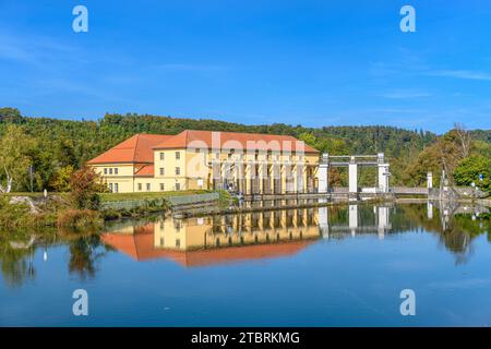 Germania, Baviera, distretto di Monaco, Straßlach-Dingharting, distretto di Mühlthal, canale Isar con centrale idroelettrica di Mühltal Foto Stock