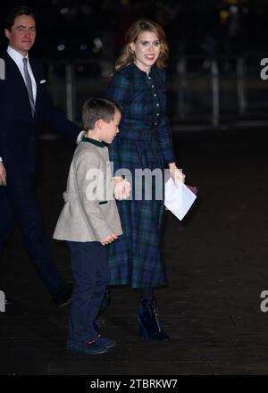 Londra, Regno Unito. 8 dicembre 2023. Principessa Beatrice, Edoardo Mapelli mozzi e Christopher Woolf Mapelli mozzi frequentano il Together at Christmas Carol Service, Abbazia di Westminster, Londra. Credito: Doug Peters/EMPICS/Alamy Live News Foto Stock