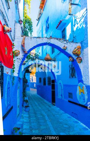 Chefchaouen, Marocco. 14 ottobre 2022 - stretta strada nella medina, con archi tra le case e con i tipici colori bluastri, insieme a. Foto Stock