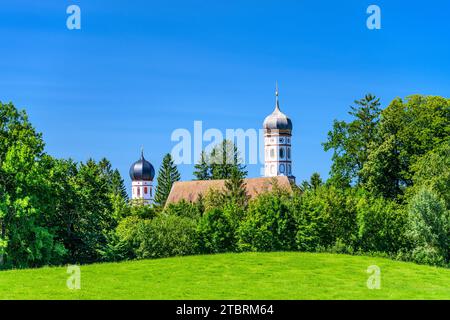 Germania, Baviera, Tölzer Land, Eurasburg, Beuerberg, paesaggio culturale con la chiesa del cimitero e la torre della chiesa del monastero Foto Stock